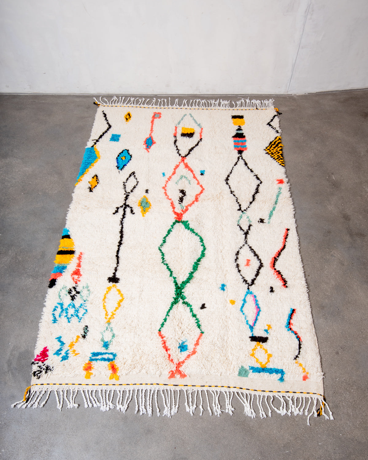 Modern designer handcrafted Berber rug from Morocco. Azilal rug with beautiful colors and patterns. Made of sheep’s wool and colourful cotton.